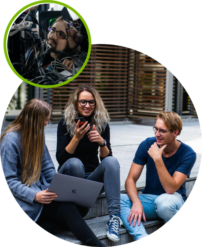 Eine Bildcollage: Unten sind drei junge Erwachsene auf einer Treppe zu sehen, zwei Frauen und ein Mann, die zusammen interagieren. Die Frau links hält einen Laptop, die Frau in der Mitte zeigt etwas auf ihrem Smartphone, während der Mann rechts lächelnd z