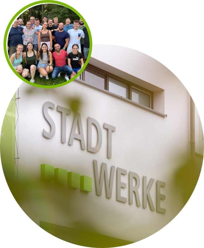 Eine Bildcollage: Unten sind drei junge Erwachsene auf einer Treppe zu sehen, zwei Frauen und ein Mann, die zusammen interagieren. Die Frau links hält einen Laptop, die Frau in der Mitte zeigt etwas auf ihrem Smartphone, während der Mann rechts lächelnd z